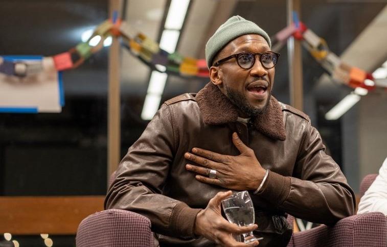 Mahershala Ali addressing students